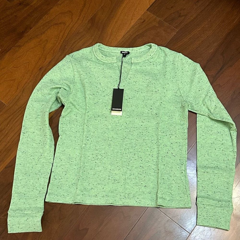 Monrow NWT wasabi long sleeve open neck tee in XS
